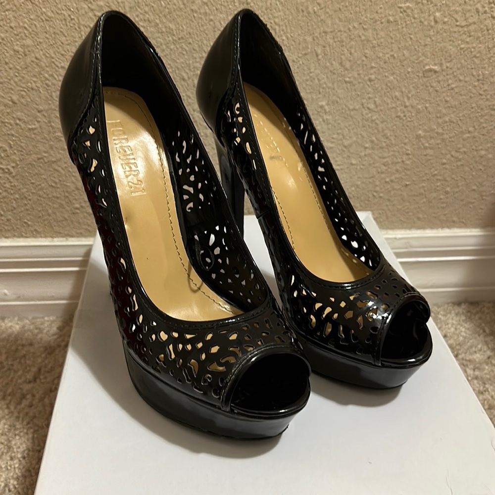 Peep Toe heels with cut out detail